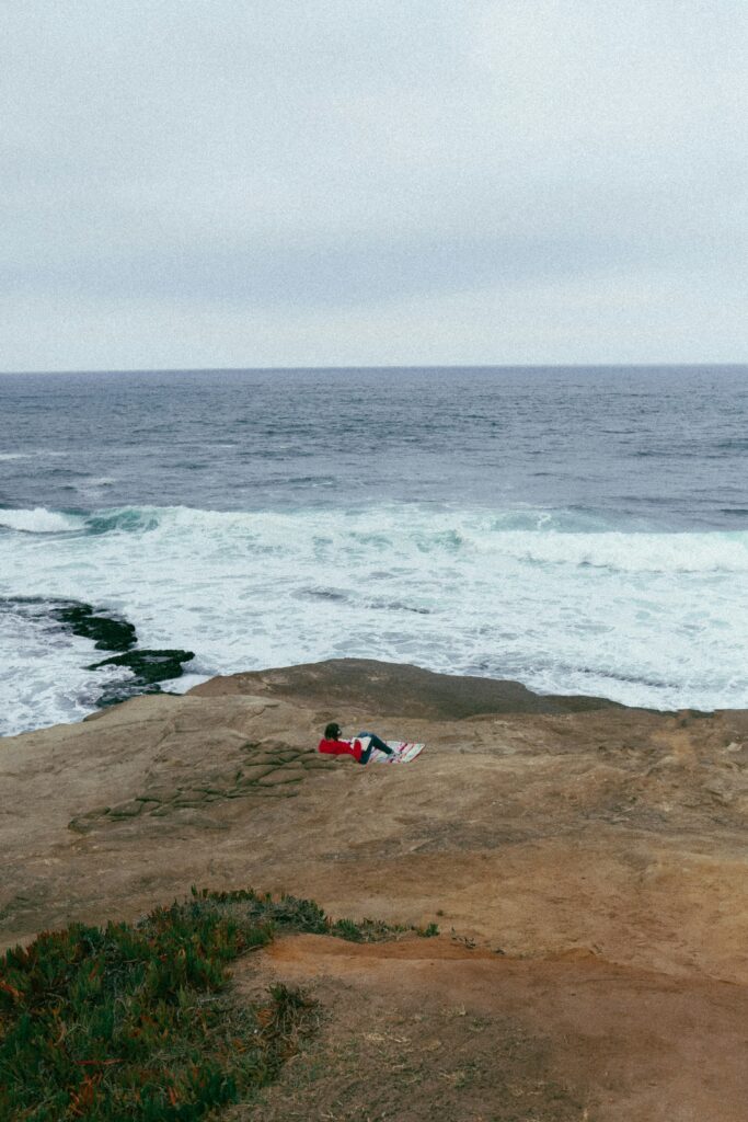 Mujer en las piedras de Mallorca
